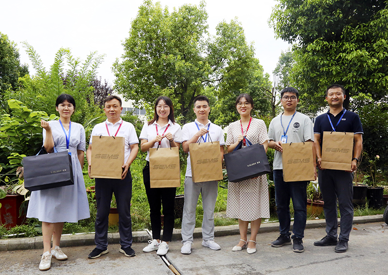 旋乐吧科技为全体员工定做专属鞋履